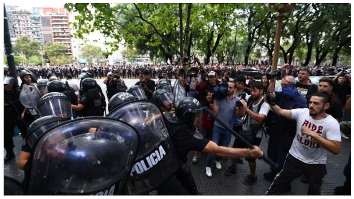 Reprimen manifestación pacífica en defensa del cine argentino frente al Gaumont