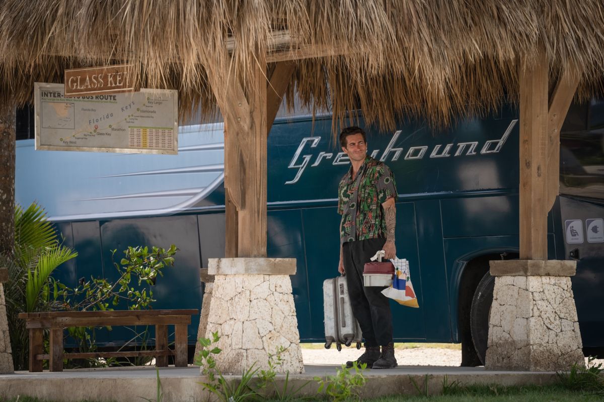 Crítica de “El duro”: Jake Gyllenhaal en una historia que se traslada a la playa y hace agua