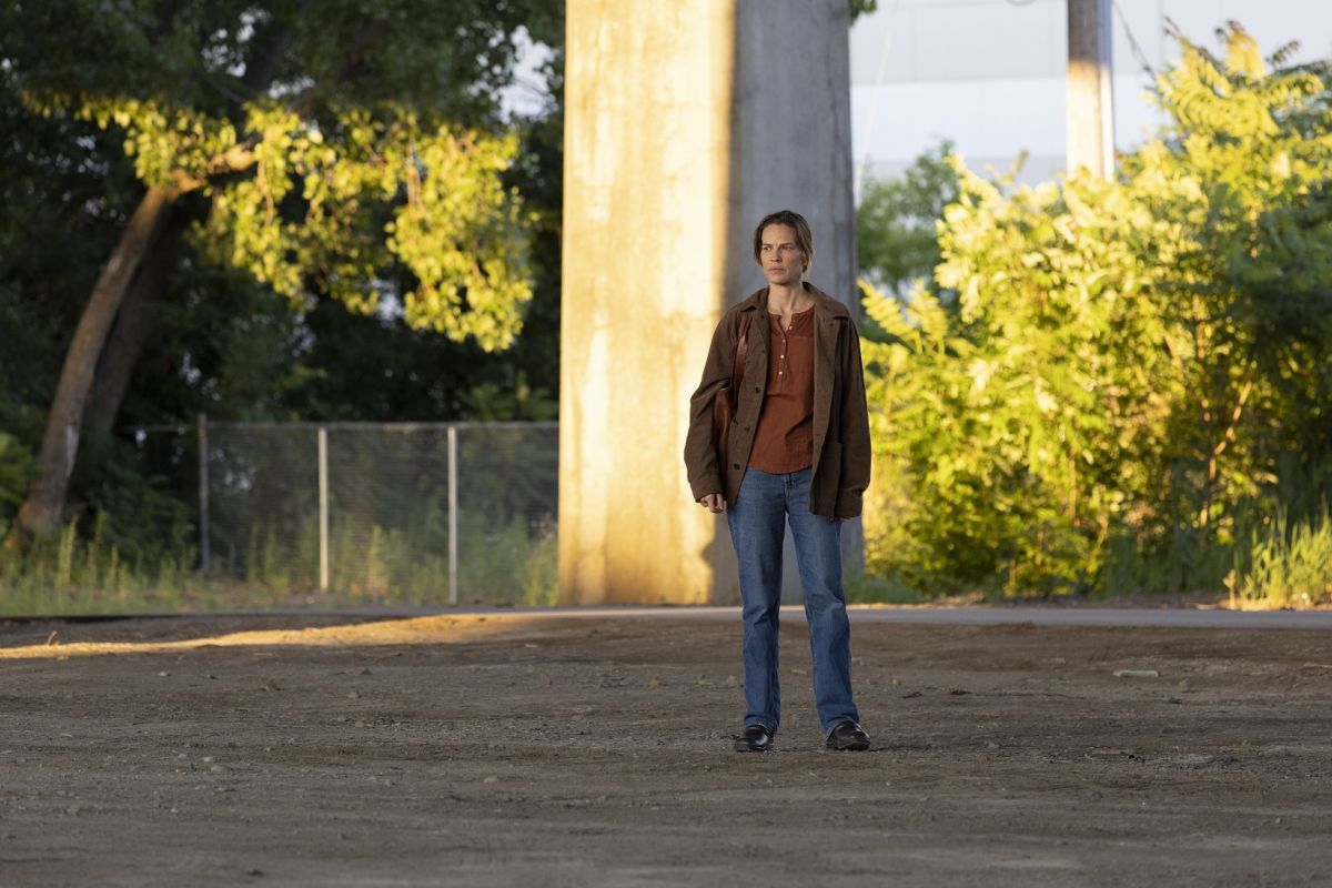 Crítica de "Detrás de la verdad": Hilary Swank lidera un thriller policial con el fentanilo como telón de fondo