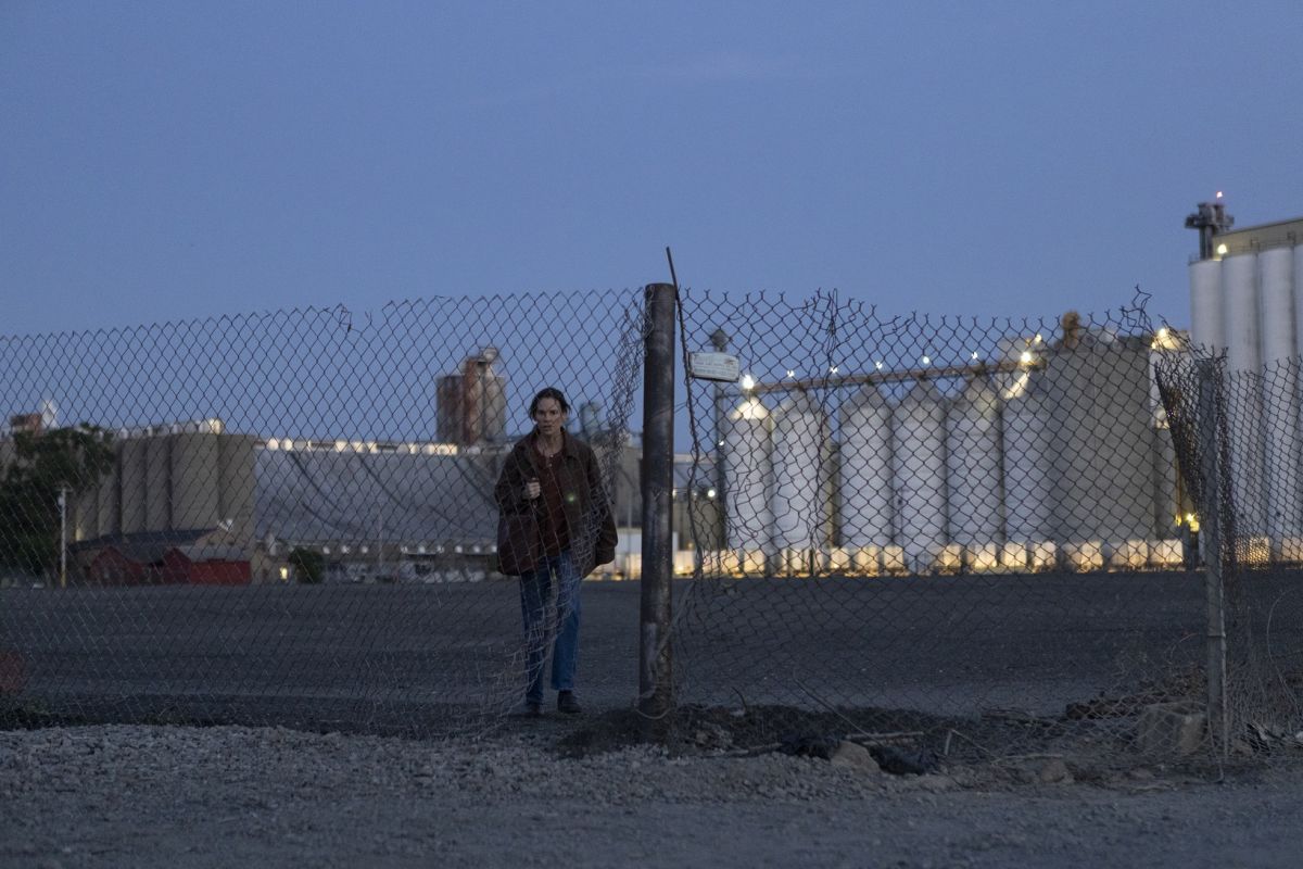 Crítica de "Detrás de la verdad": Hilary Swank lidera un thriller policial con el fentanilo como telón de fondo