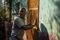 Crítica de “Bestia”: un león feo y malo contra Idris Elba