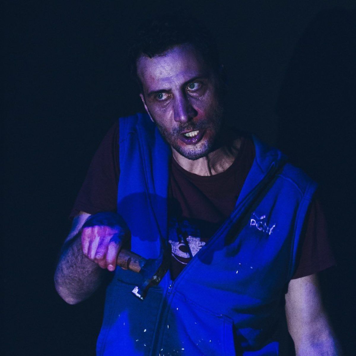 Luciano Cáceres ladra, “Muerde” y devora el escenario 