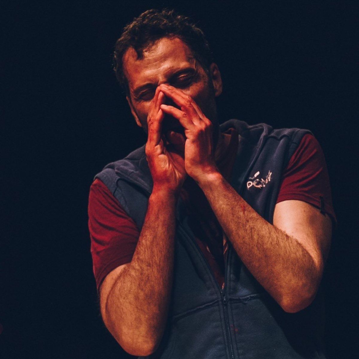 Luciano Cáceres ladra, “Muerde” y devora el escenario 