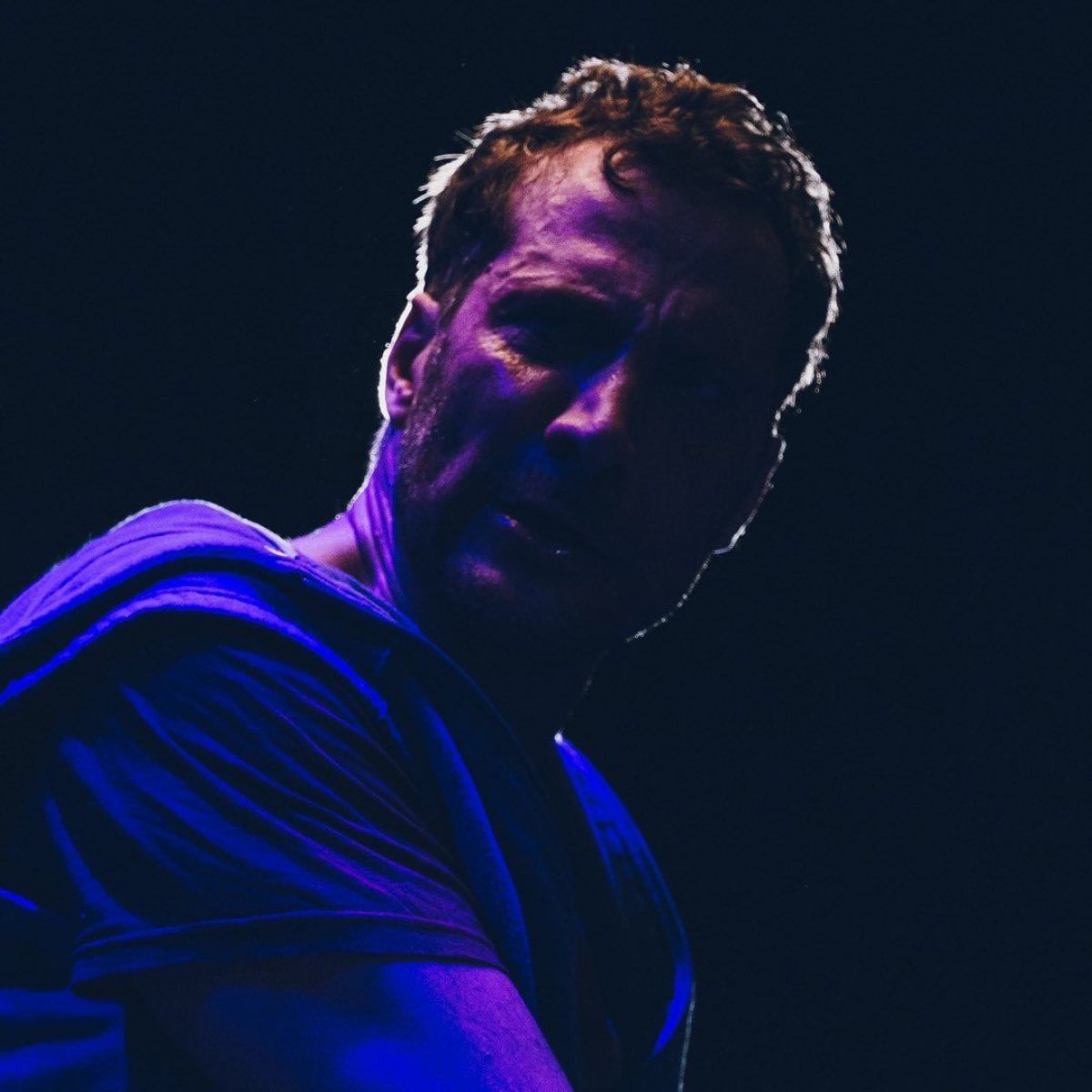 Luciano Cáceres ladra, “Muerde” y devora el escenario 