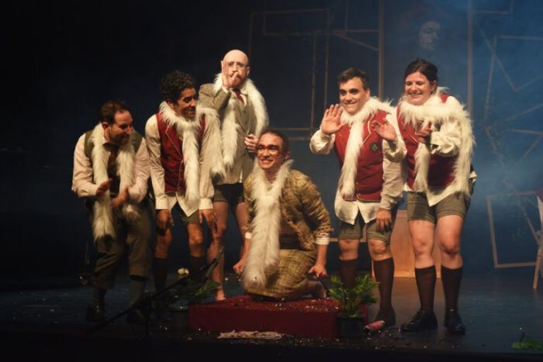 Crítica de "Modelo vivo muerto": Un viaje teatral cargado de risas, suspenso y reflexión