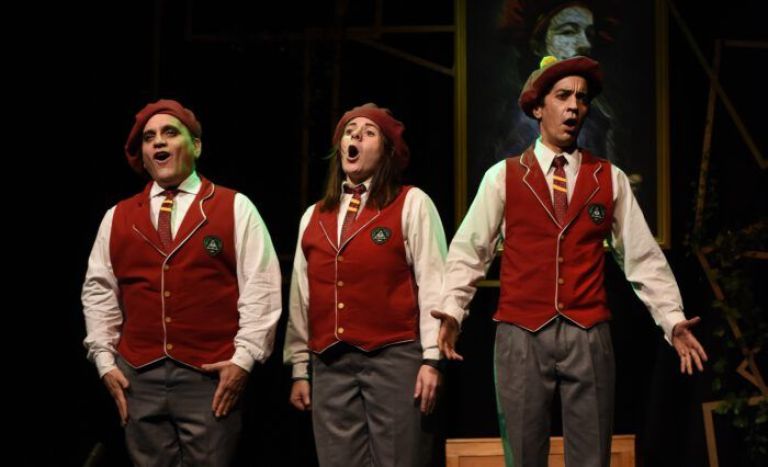 Crítica de "Modelo vivo muerto": Un viaje teatral cargado de risas, suspenso y reflexión