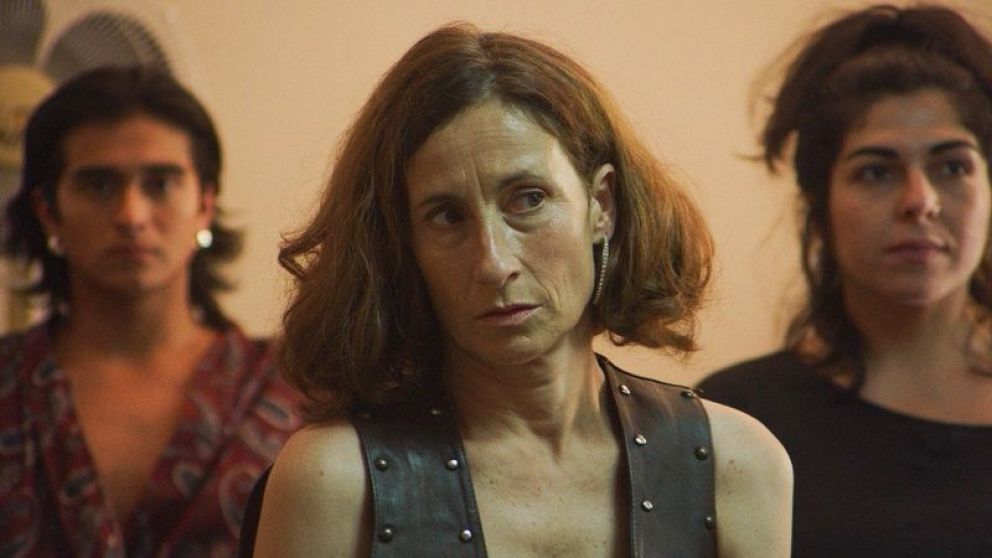 Crítica de "Historia y geografía": Bernardo Quesney y una divertida exploración sobre la identidad chilena a través del arte teatral