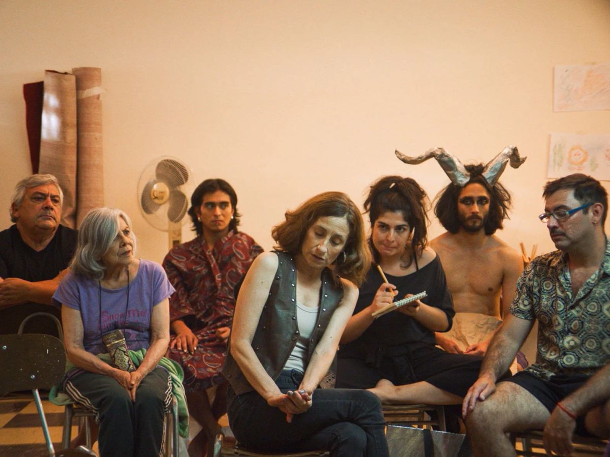 Crítica de "Historia y geografía": Bernardo Quesney y una divertida exploración sobre la identidad chilena a través del arte teatral