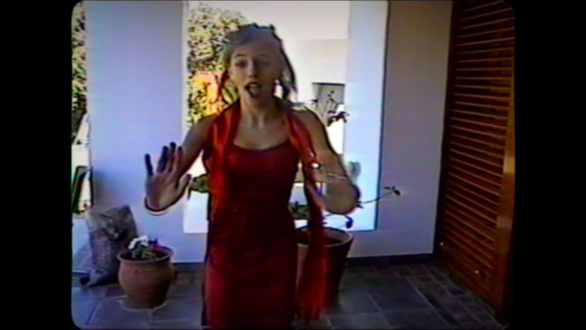 Crítica de "Sola en el paraíso": Justina Bustos y un rodaje frustrado en tiempos de pandemia