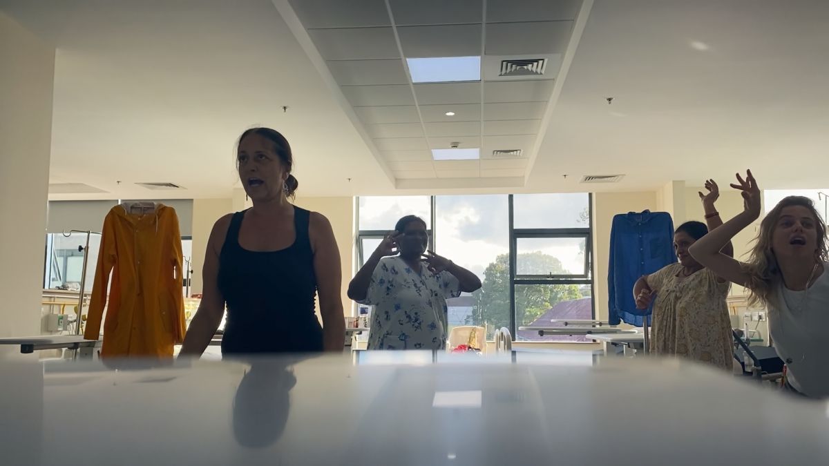 Crítica de "Sola en el paraíso": Justina Bustos y un rodaje frustrado en tiempos de pandemia