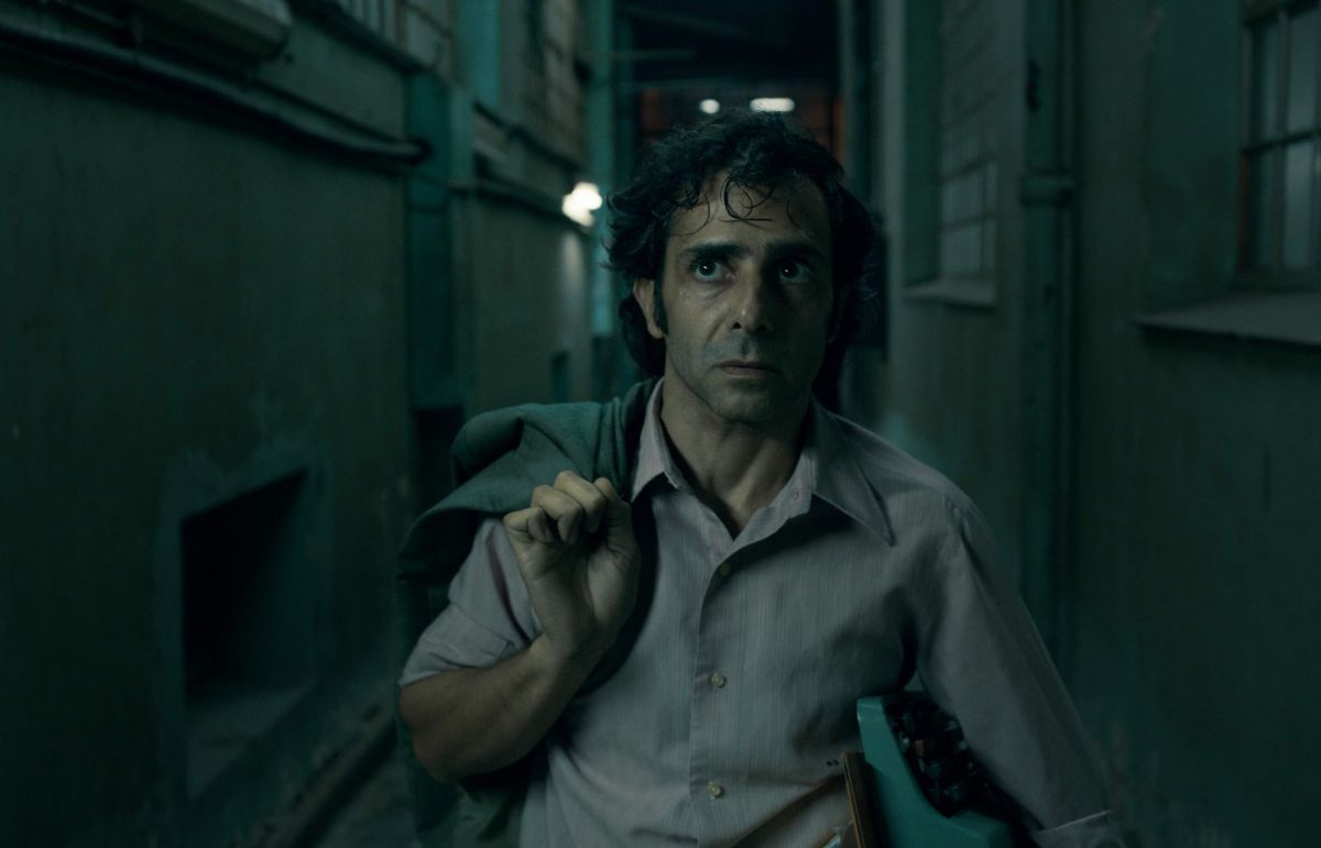 Crítica de "Corresponsal": Emiliano Serra y las crónicas desde las sombras del poder