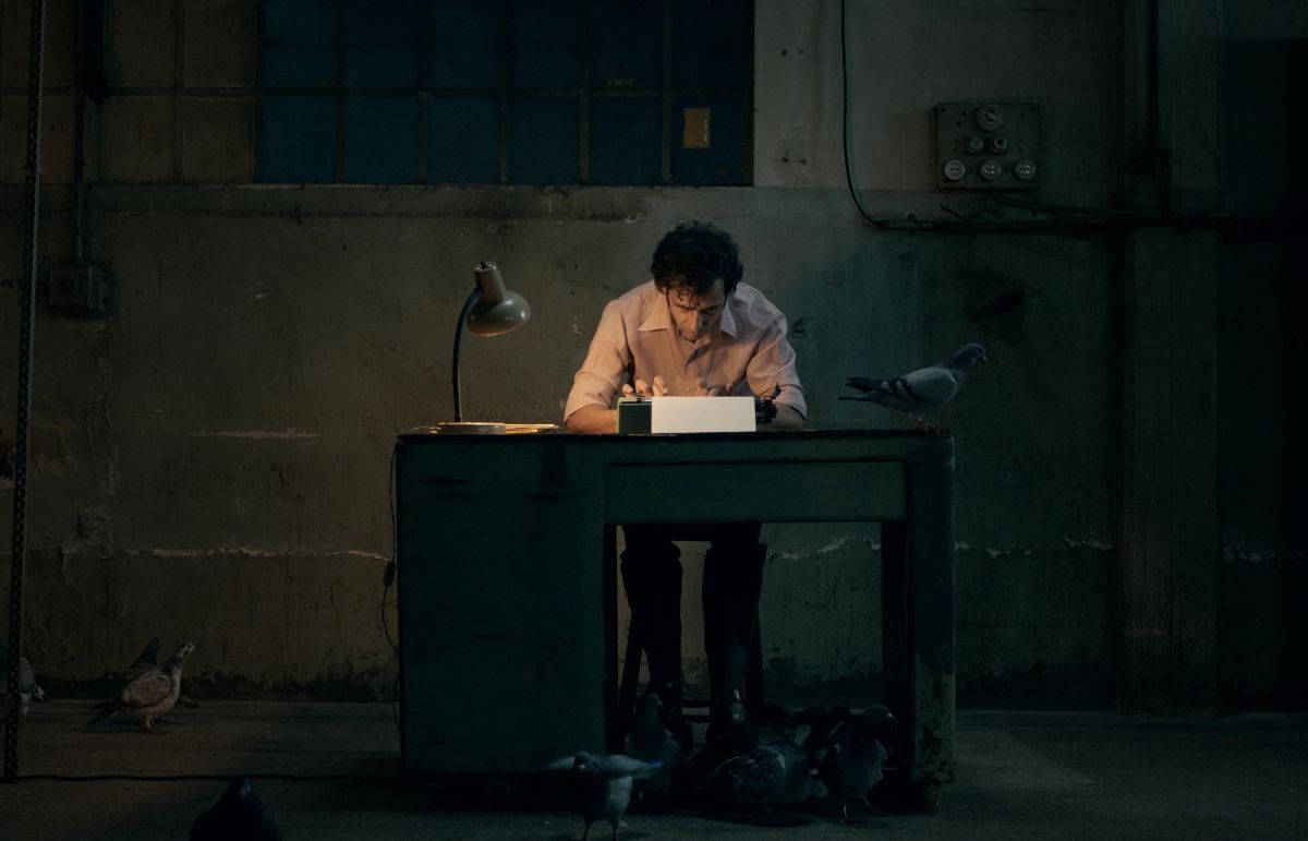 Crítica de "Corresponsal": Emiliano Serra y las crónicas desde las sombras del poder