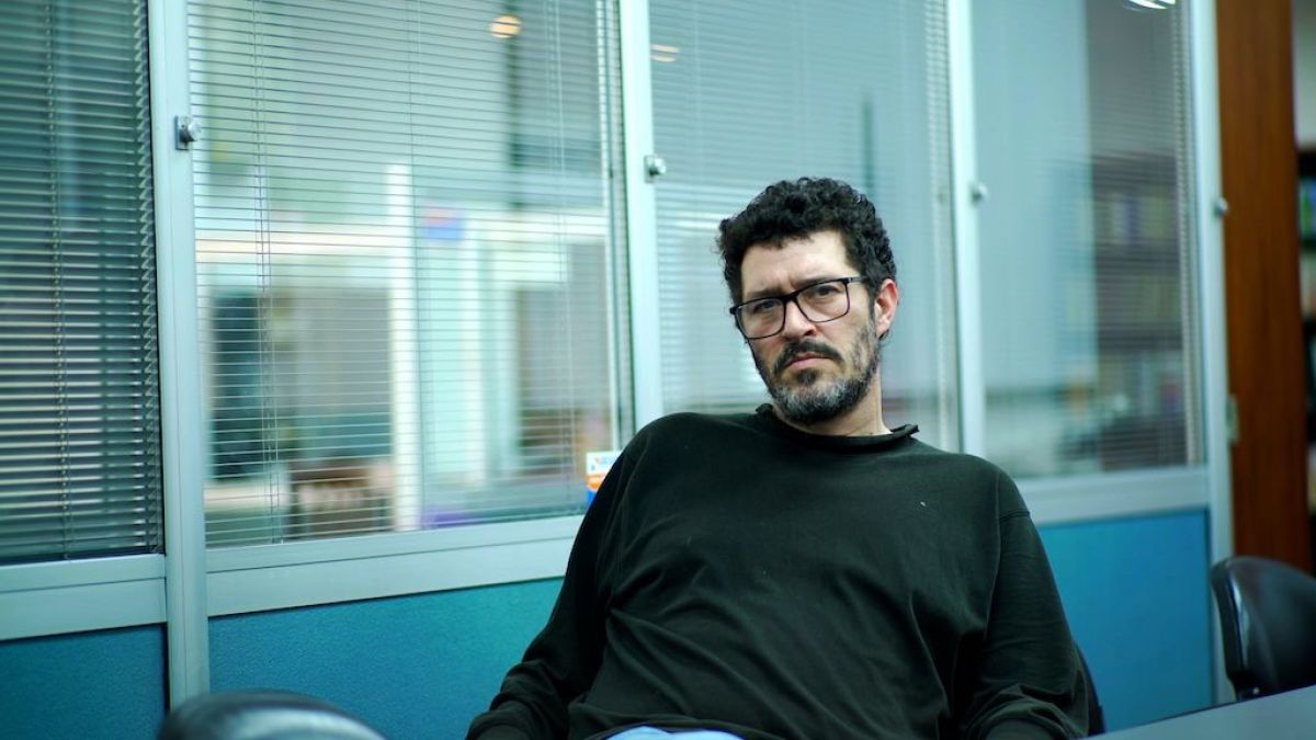 Crítica de "Corresponsal": Emiliano Serra y las crónicas desde las sombras del poder