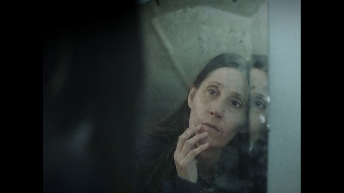 Crítica de "La noche adentro": Mónica Lairana en una travesía emocional por el desierto mendocino