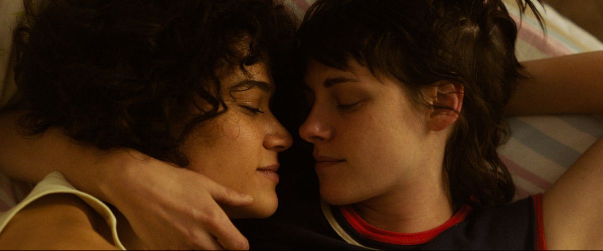  Crítica de "Amor, mentiras y sangre'": Kristen Stewart en una oda a la originalidad