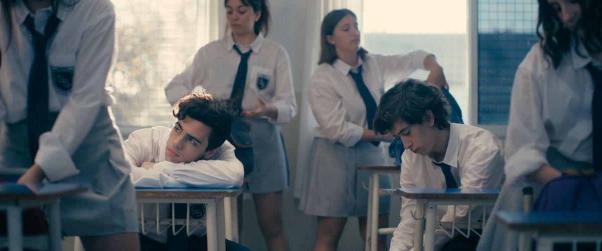 Crítica de  "Cómo copiarse en un examen": La odisea de cinco adolescentes en busca de un milagro