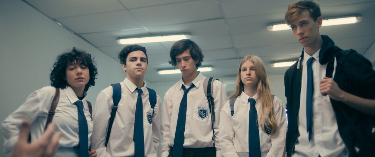 Crítica de  "Cómo copiarse en un examen": La odisea de cinco adolescentes en busca de un milagro