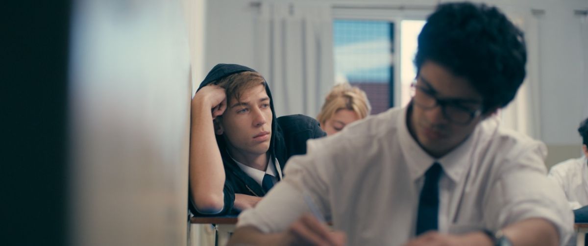 Crítica de  "Cómo copiarse en un examen": La odisea de cinco adolescentes en busca de un milagro