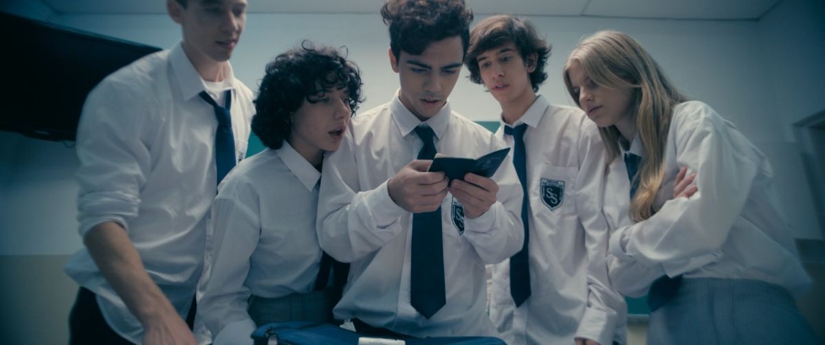 Crítica de  "Cómo copiarse en un examen": La odisea de cinco adolescentes en busca de un milagro