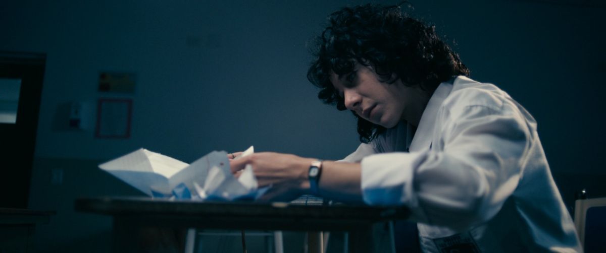 Crítica de  "Cómo copiarse en un examen": La odisea de cinco adolescentes en busca de un milagro