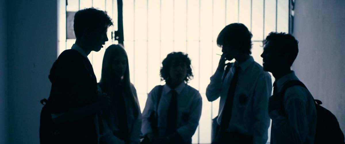 Crítica de  "Cómo copiarse en un examen": La odisea de cinco adolescentes en busca de un milagro