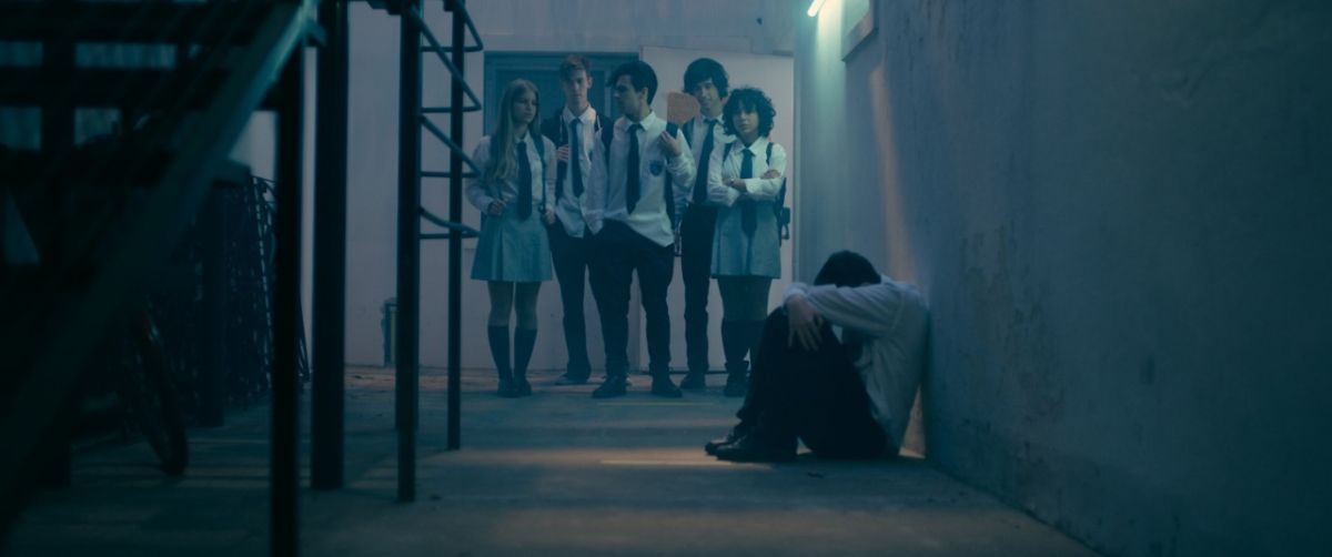 Crítica de  "Cómo copiarse en un examen": La odisea de cinco adolescentes en busca de un milagro