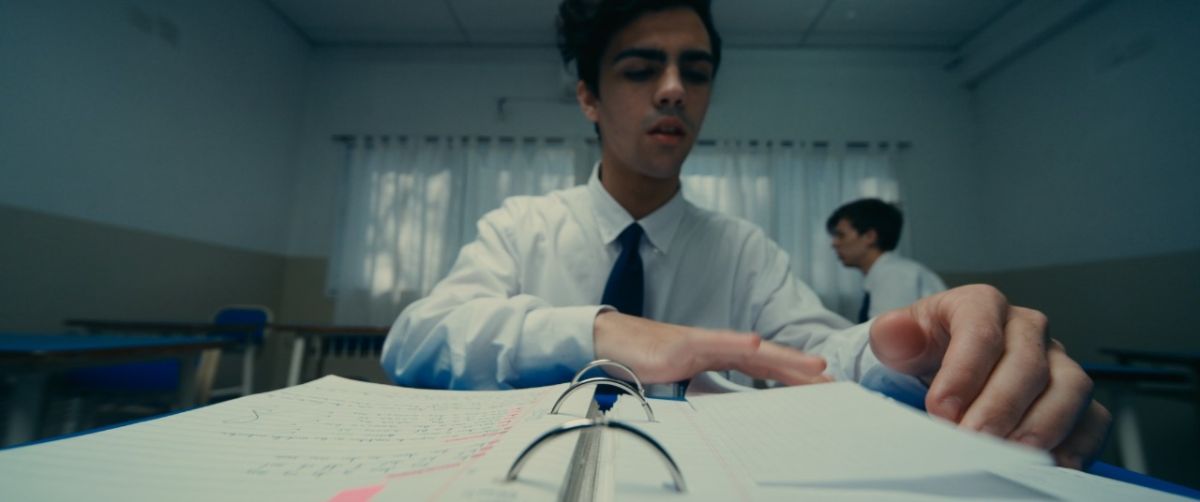 Crítica de  "Cómo copiarse en un examen": La odisea de cinco adolescentes en busca de un milagro