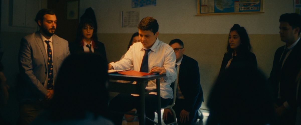 Crítica de  "Cómo copiarse en un examen": La odisea de cinco adolescentes en busca de un milagro