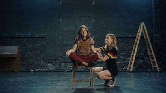 Crítica de "Ser o no ser": La serie española que desafía la transfobia en la adolescencia