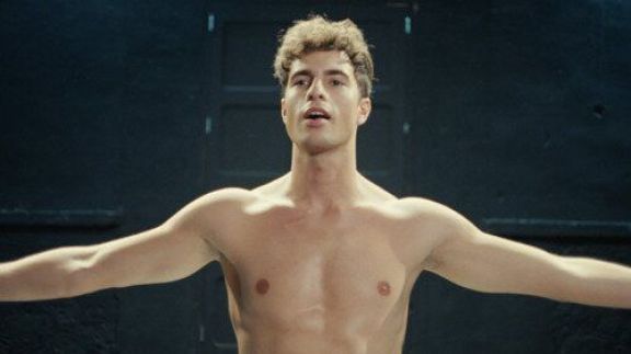 Crítica de "Ser o no ser": La serie española que desafía la transfobia en la adolescencia