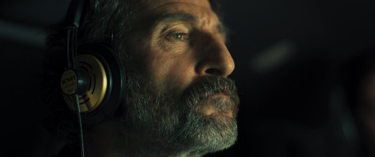 Crítica de "El correo": Arón Piper en un thriller electrizante que golpea con fuerza en la corrupción del pasado y presente