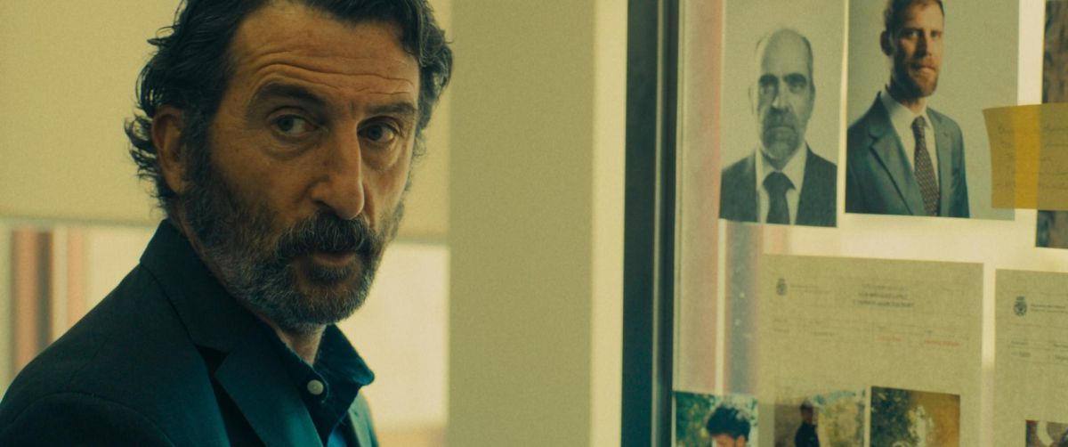 Crítica de "El correo": Arón Piper en un thriller electrizante que golpea con fuerza en la corrupción del pasado y presente