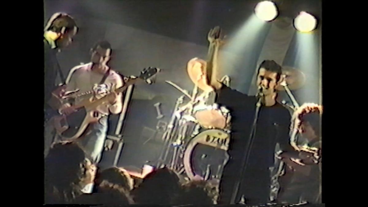 Crítica de "Cenizas y diamantes": Una oda al legado de Don Cornelio y la Zona