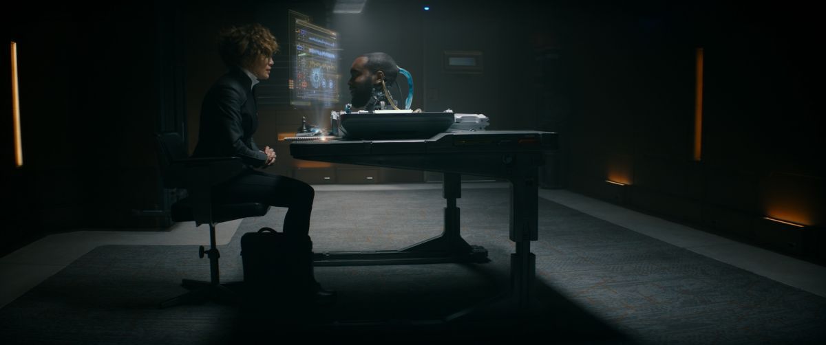 Crítica de "Atlas": Jennifer López contra la (des)inteligencia artificial