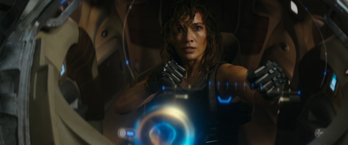 Crítica de "Atlas": Jennifer López contra la (des)inteligencia artificial