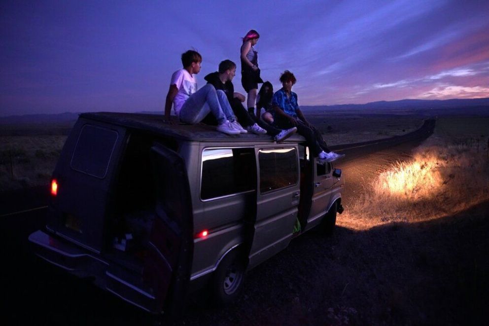 Crítica de "Gasoline Rainbow": Una road movie de exuberancia juvenil y libertad