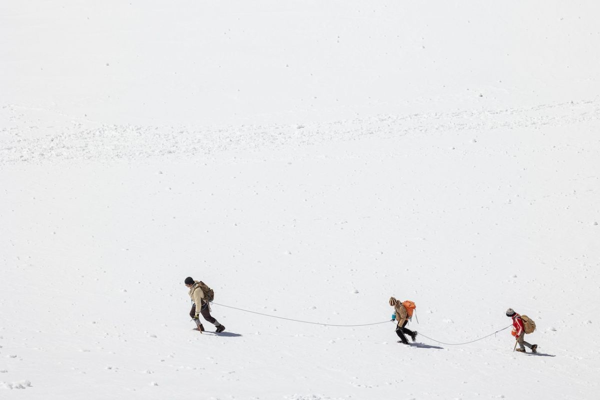 Crítica de "Las ocho montañas": Luca Marinelli y Alessandro Borghi en una amistad que desafía el tiempo y el espacio