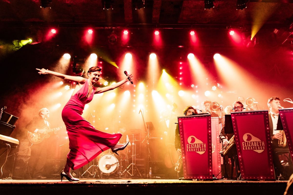 Crítica de “Elizabeth Karayekov y su Big Band”: los clásicos del pop con mucho swing