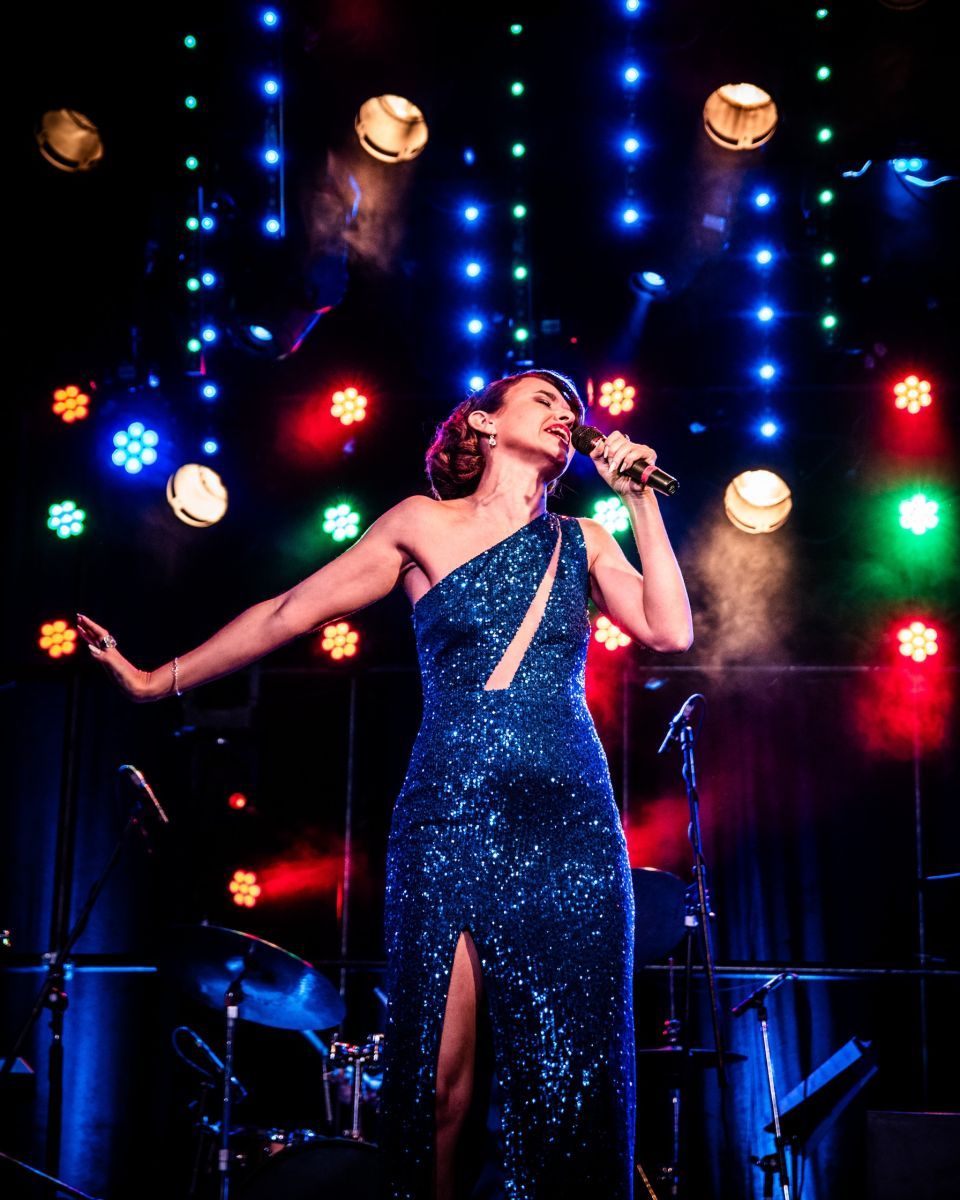 Crítica de “Elizabeth Karayekov y su Big Band”: los clásicos del pop con mucho swing