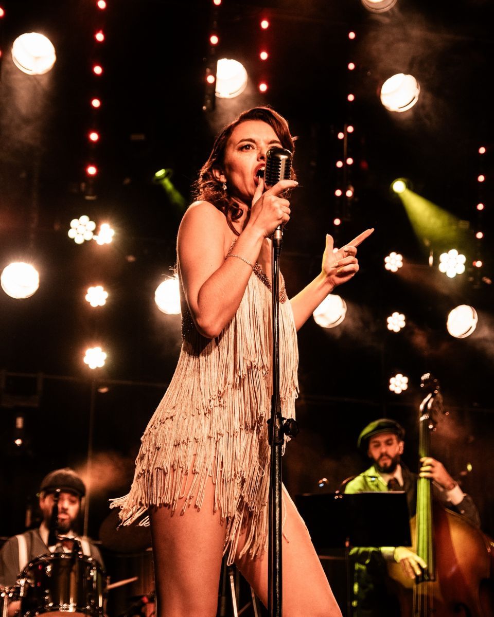 Crítica de “Elizabeth Karayekov y su Big Band”: los clásicos del pop con mucho swing