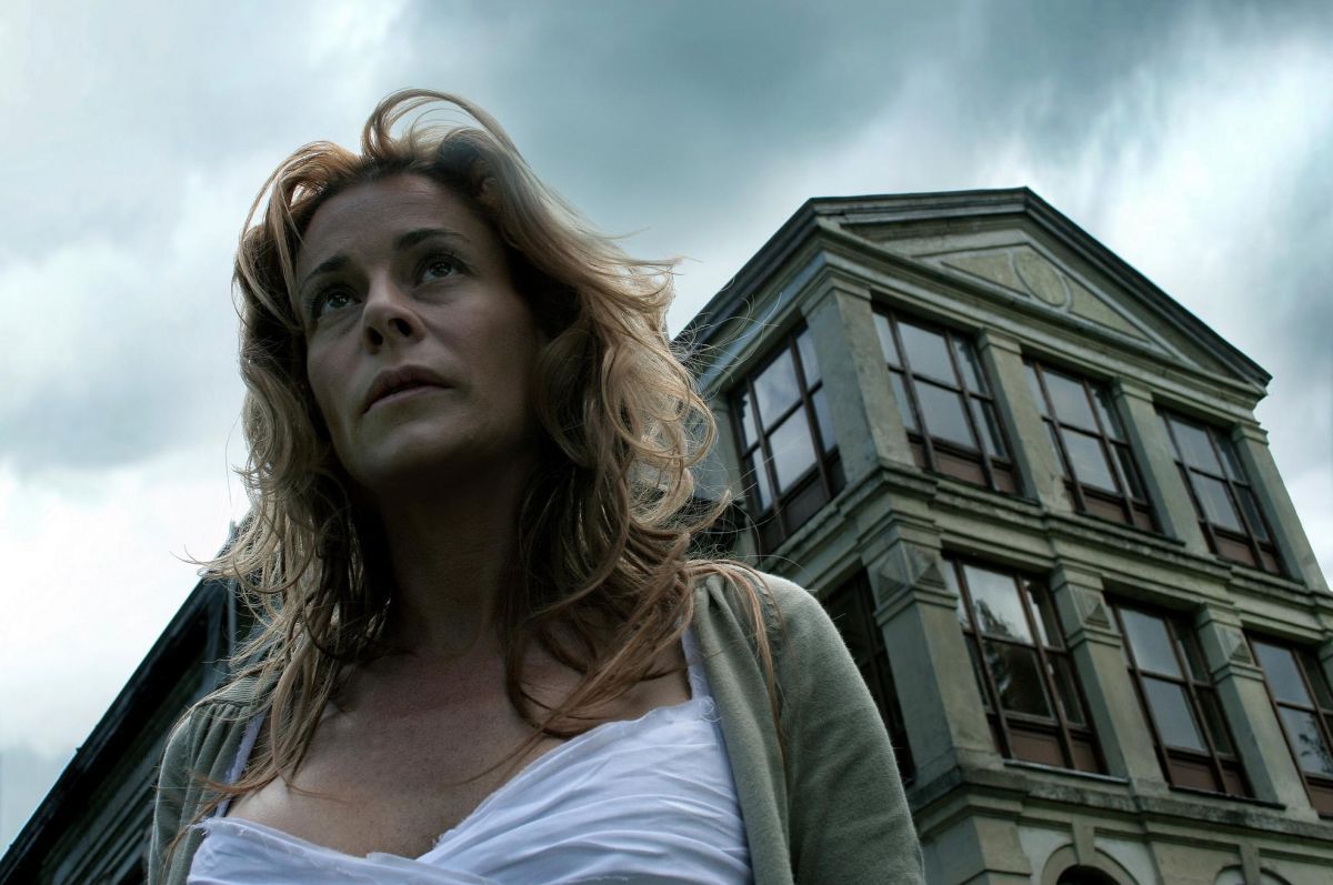 Crítica de "El orfanato": Terror a la española de Juan Antonio Bayona con Belén Rueda