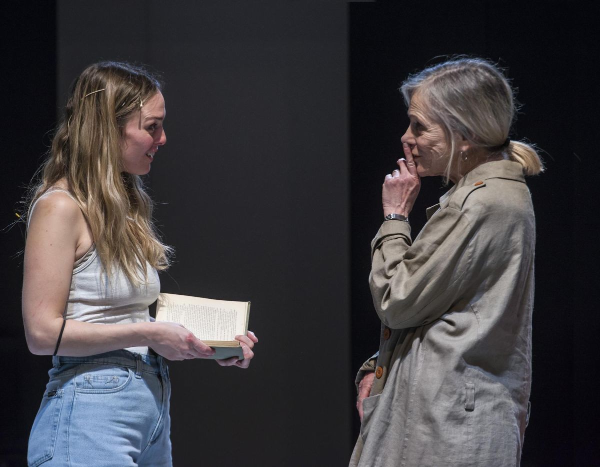 Florencia Otero al frente de una montaña rusa emocional que atraviesa “Personas, lugares y cosas” 