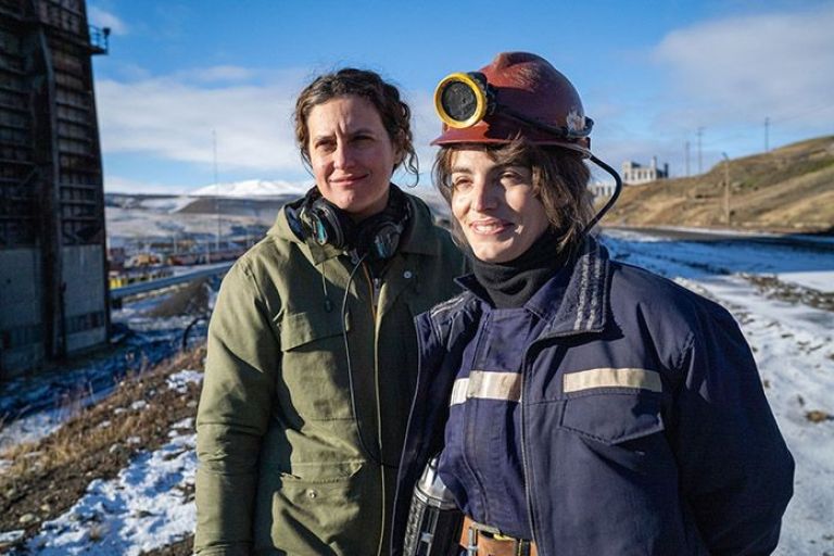 Crítica de “Miss Carbón”: Lux Pascal encarna a la primera mujer minera trans de la Patagonia