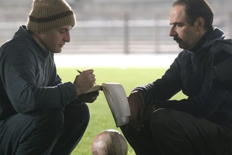 Crítica de "El divino Zamora": Una fábula sobre la idiosincrasia futbolera de Neri Marcorè