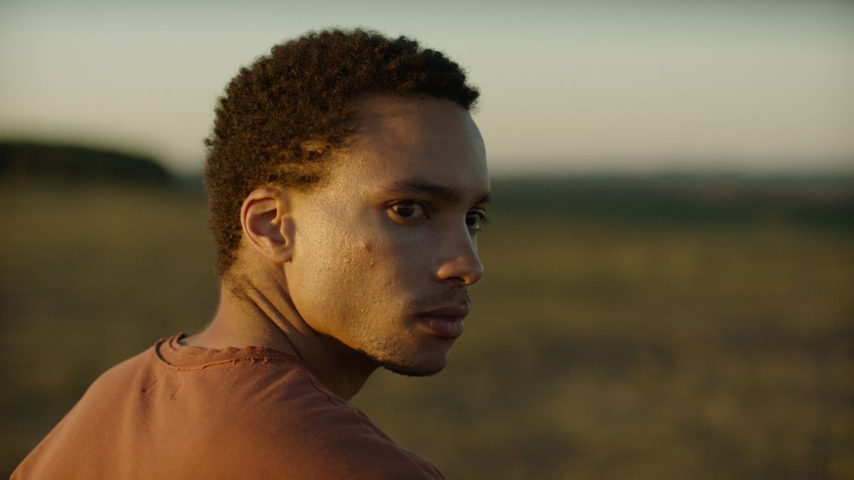 Crítica de "Continente": Davi Pretto y una reflexión sobre el poder en la oscuridad rural