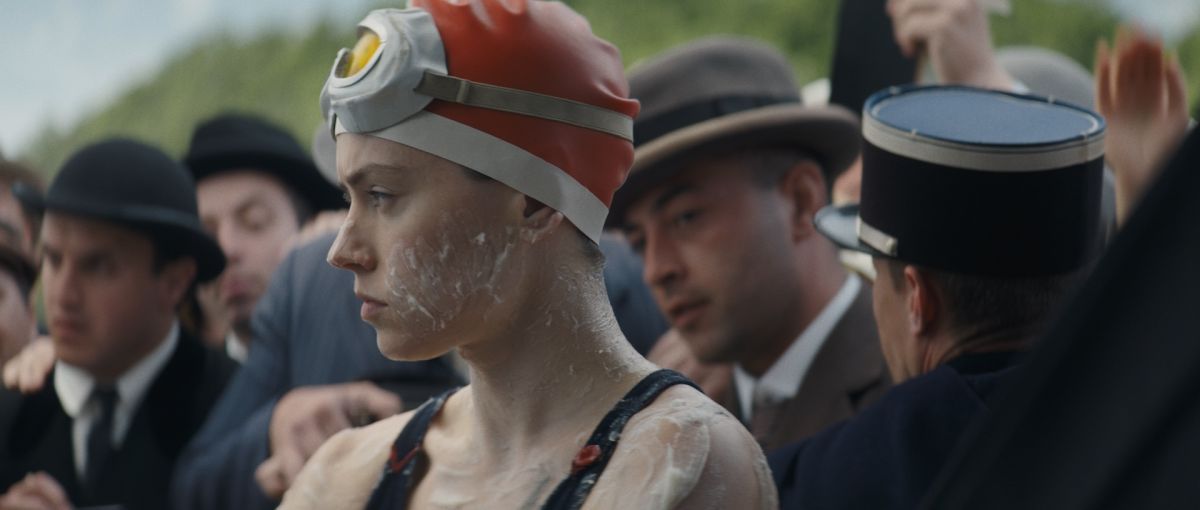 Crítica de “La joven y el mar”: Daisy Ridley contra las olas y el machismo