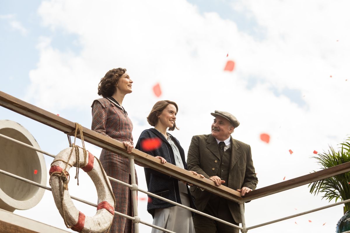 Crítica de “La joven y el mar”: Daisy Ridley contra las olas y el machismo