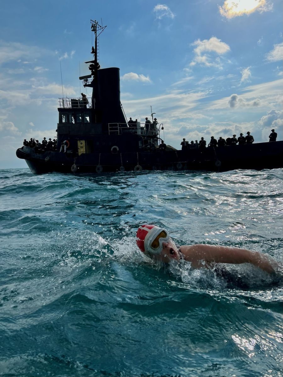 Crítica de “La joven y el mar”: Daisy Ridley contra las olas y el machismo