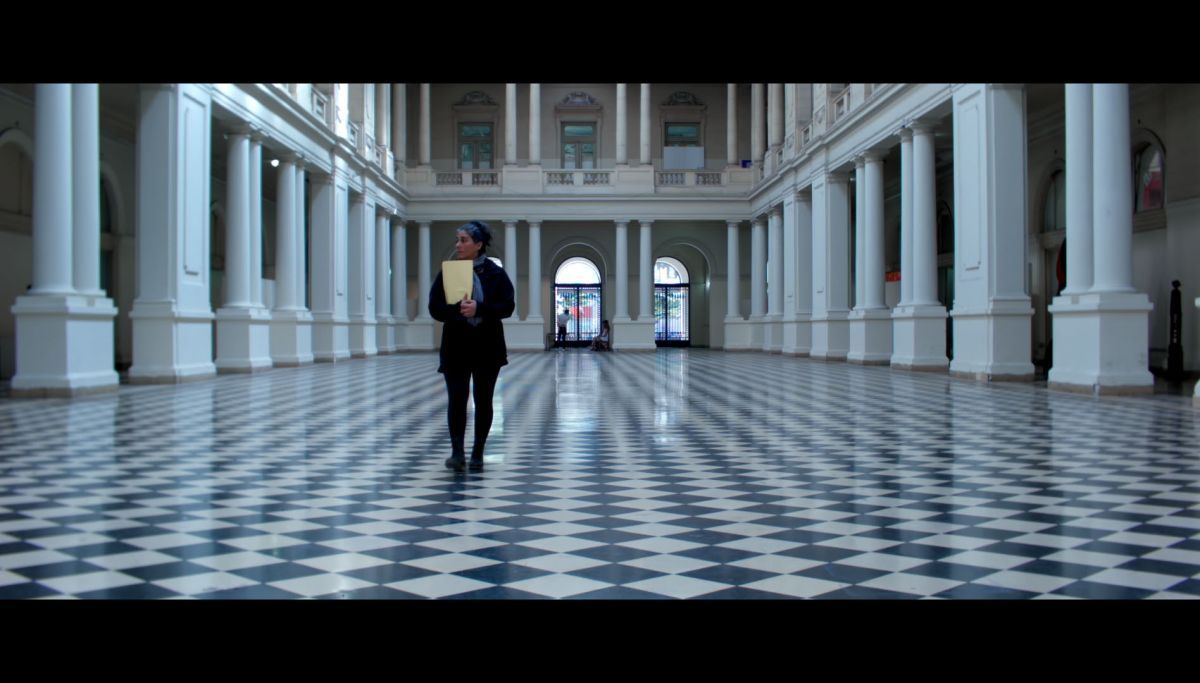 Crítica de "Oíd Mortales": Verónica Velasquez y un grito de humanidad en el encierro