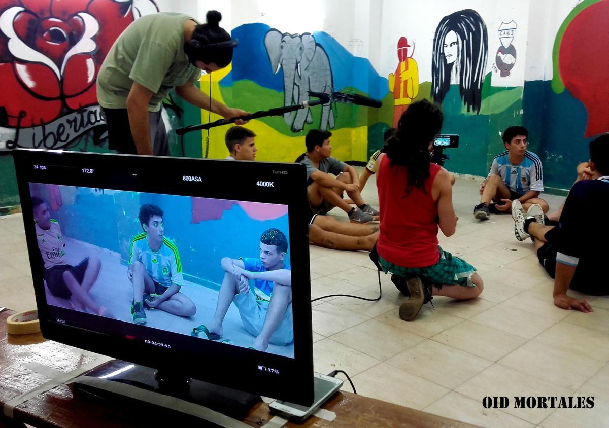 Crítica de "Oíd Mortales": Verónica Velasquez y un grito de humanidad en el encierro